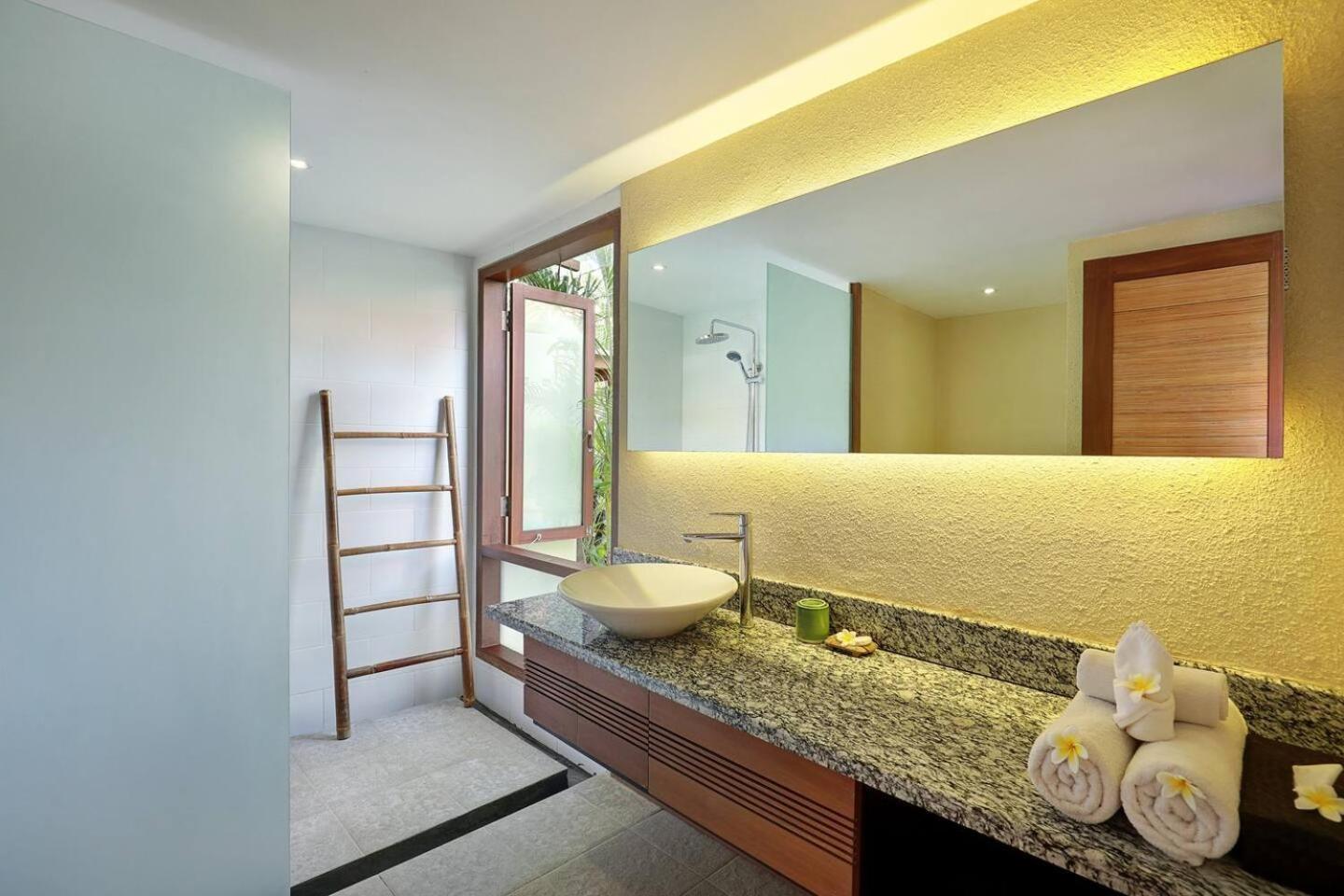 Super Value 4 Bedroom, Walk To Bintang Supermarket Seminyak  Exterior photo
